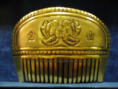 Golden back comb in small size