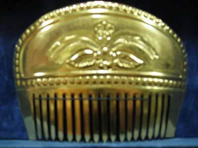 Golden back comb in small size