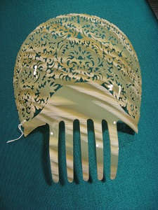 Back comb for mantilla or veil